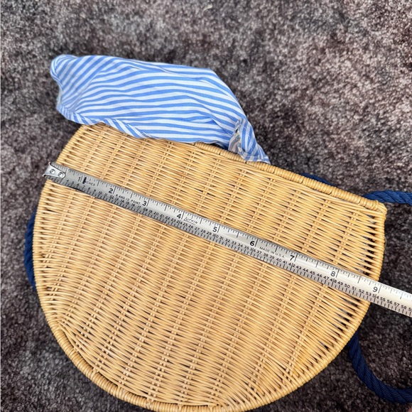 Elegant Woven Crossbody Bag with Blue Straps - Picture 8 of 9